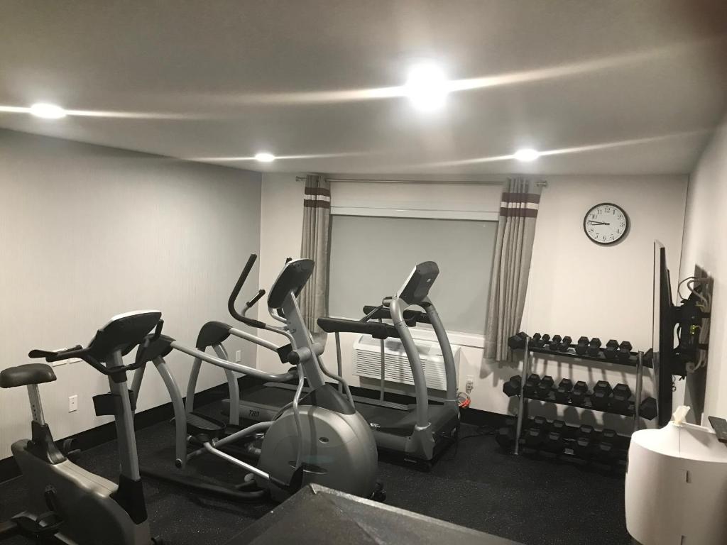 Fitness centrum a/nebo fitness zařízení v ubytování Days Inn by Wyndham Wainwright