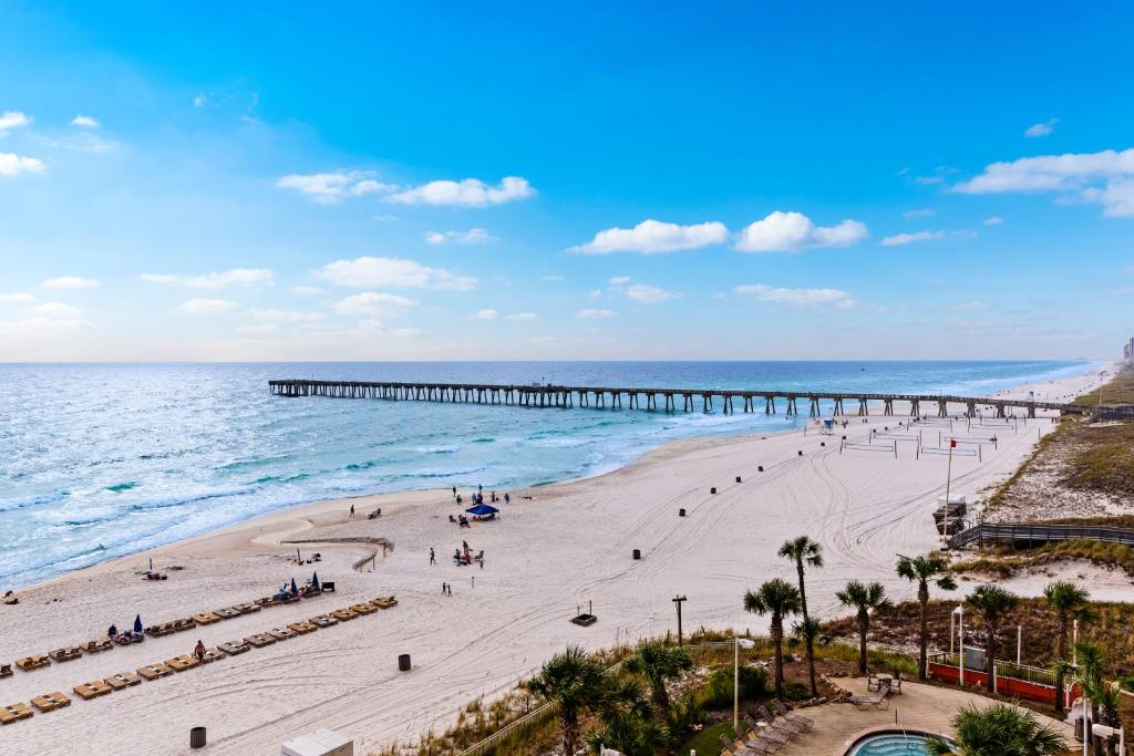 una vista aerea su una spiaggia con molo di Calypso 603W a Panama City Beach