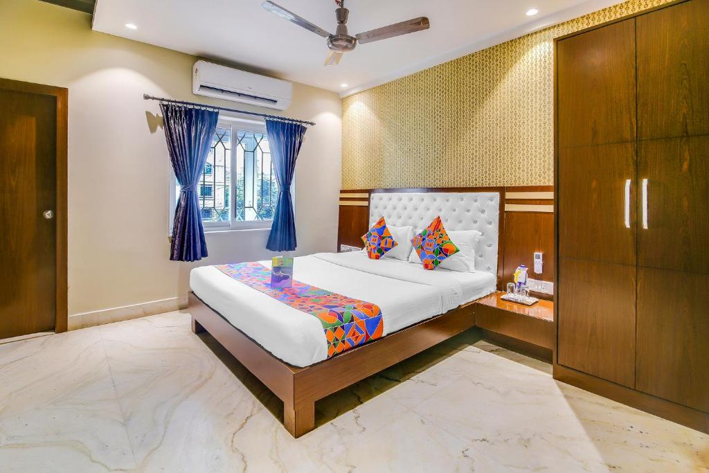 a bedroom with a bed and a window at FabHotel Luxor in Jādabpur