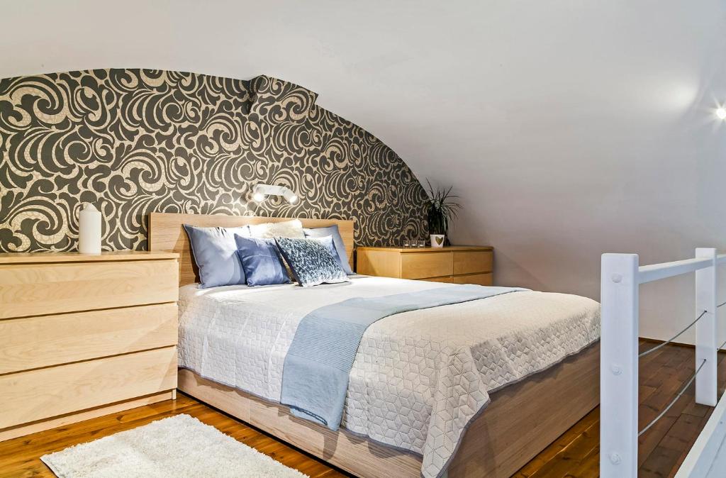 um quarto com uma cama com uma grande cabeceira de cama em Rumbach City Centre Paradise em Budapeste