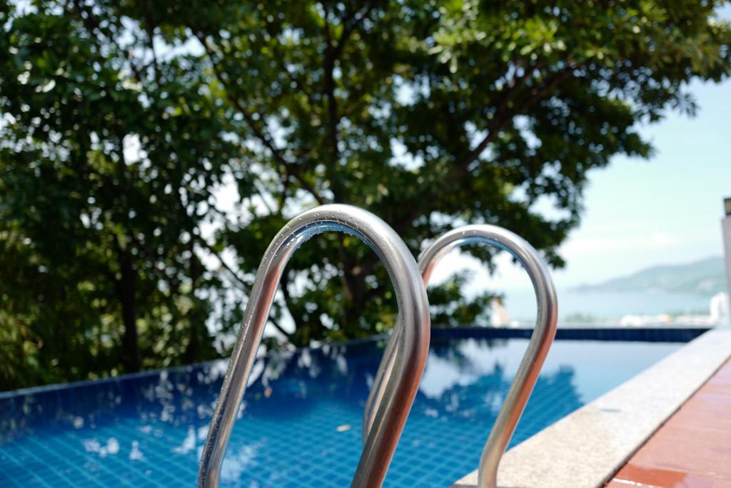 Bazén v ubytování Sunset Bay View Phuket nebo v jeho okolí