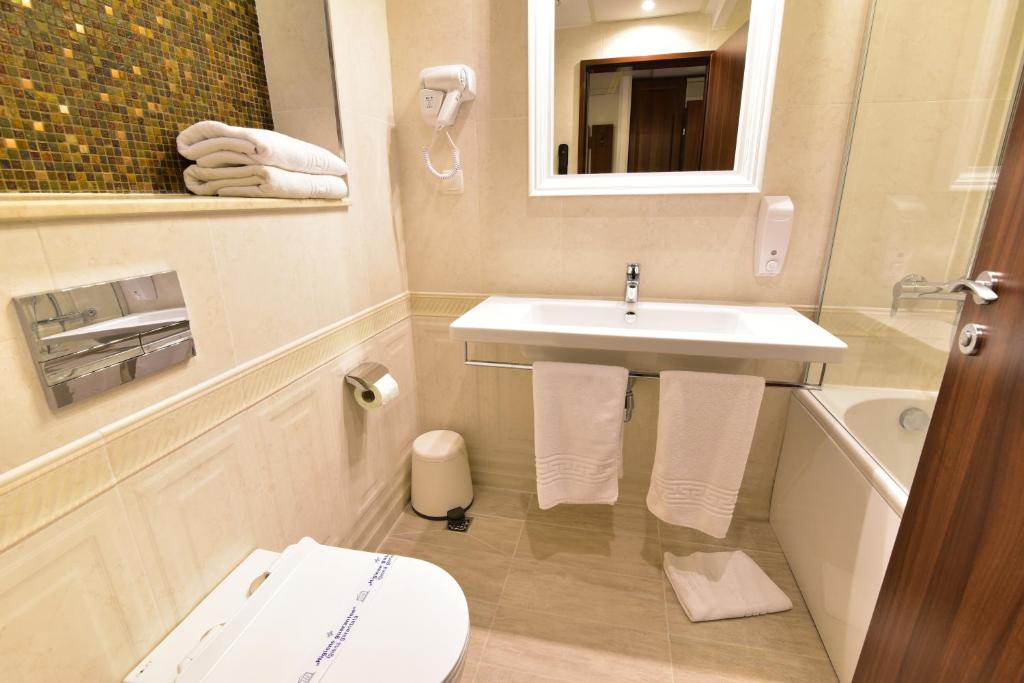 Koupelna v ubytování Hotel Forum