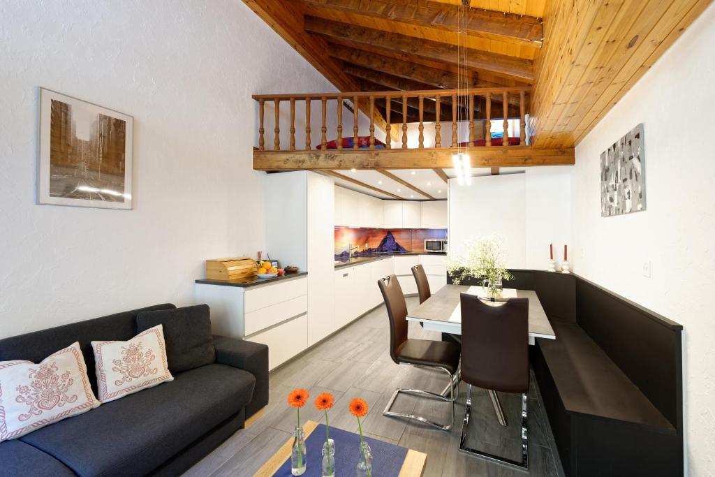 uma sala de estar com um sofá e uma mesa em Appartement au centre de Zermatt (4-8 personnes) em Zermatt