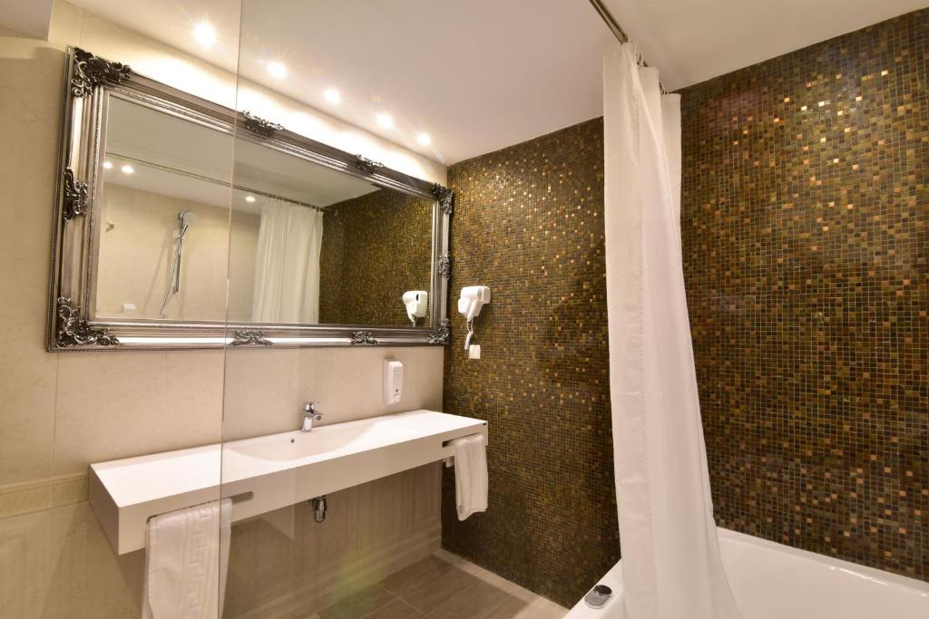 Koupelna v ubytování Hotel Forum
