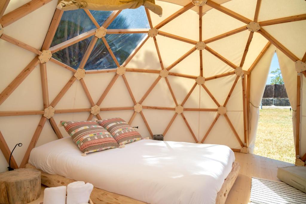 Cama o camas de una habitación en HolaCamp Sitges Garrofer