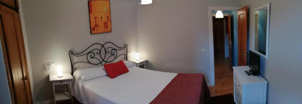 A bed or beds in a room at Hotel Canton