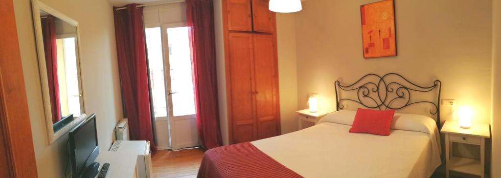 A bed or beds in a room at Hotel Canton