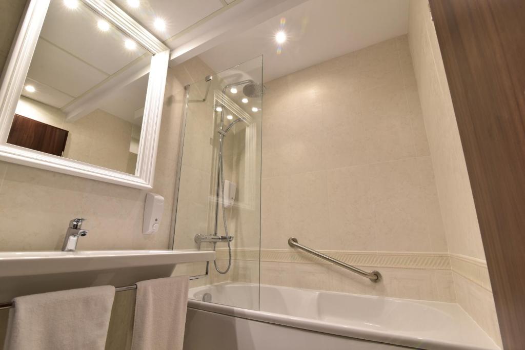 Koupelna v ubytování Hotel Forum