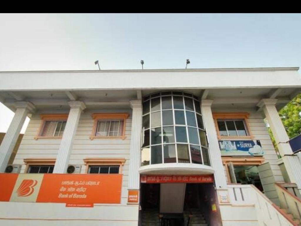 Un edificio con muchas ventanas. en Ravi Krishna Inn en Pondicherry