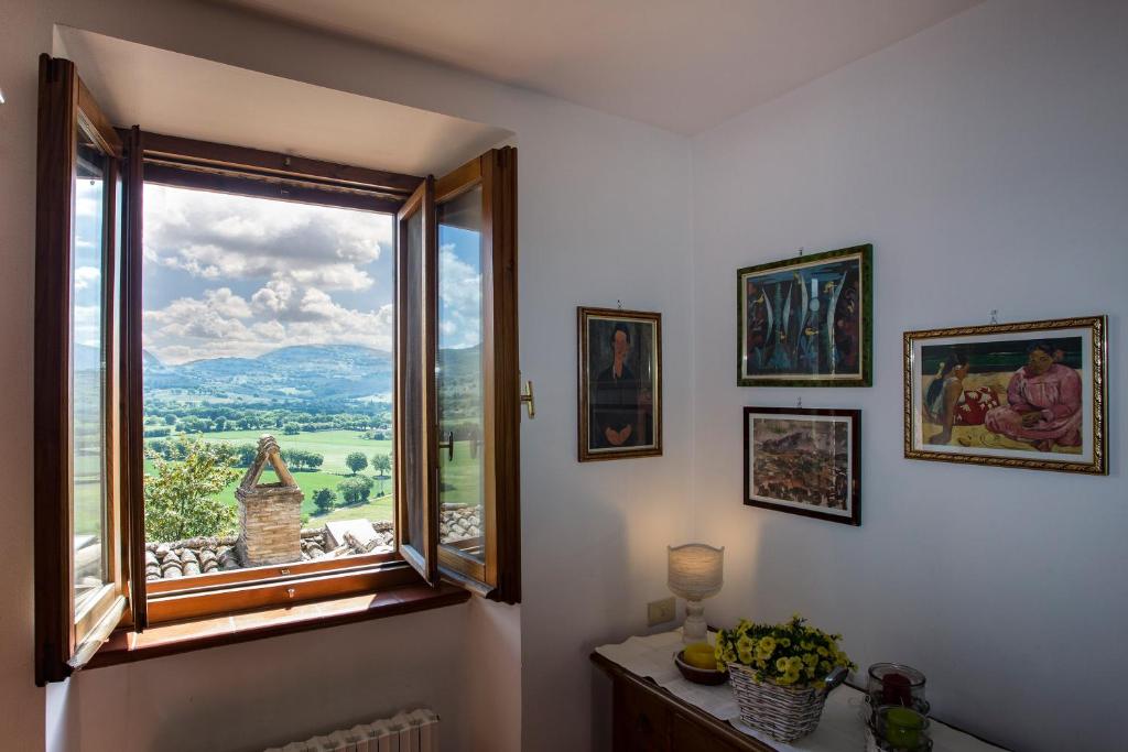 een kamer met een raam met uitzicht bij Perla in Spello