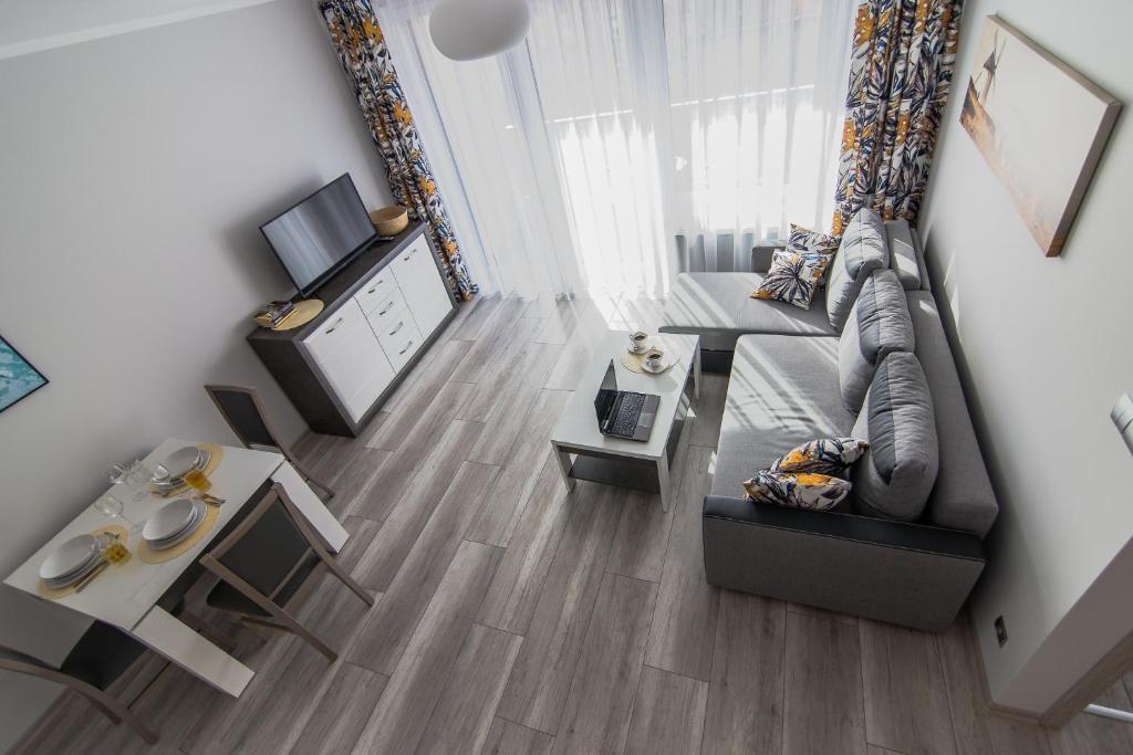 an overhead view of a living room with a couch and a table at Apartamenty Bema od WroclawApartament-pl in Wrocław