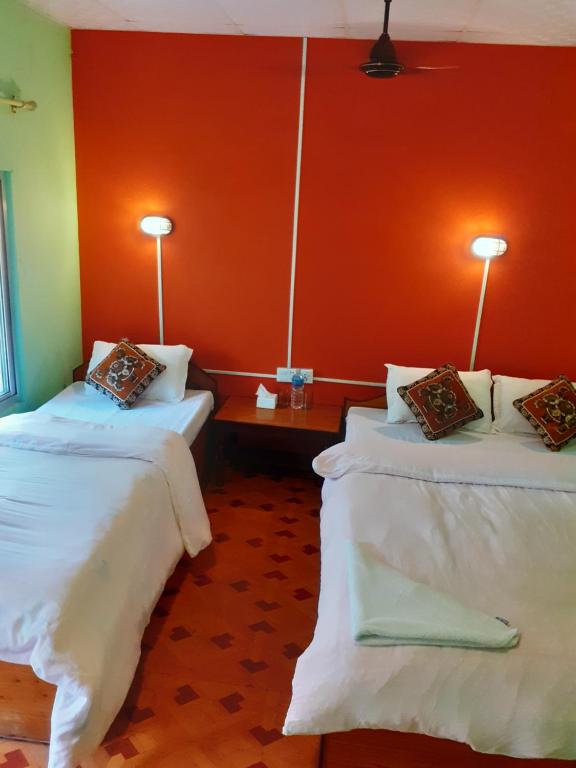 Postel nebo postele na pokoji v ubytování Hotel Tiger Tops Sauraha