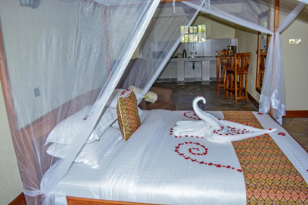 Postel nebo postele na pokoji v ubytování Mwanzo Lodge