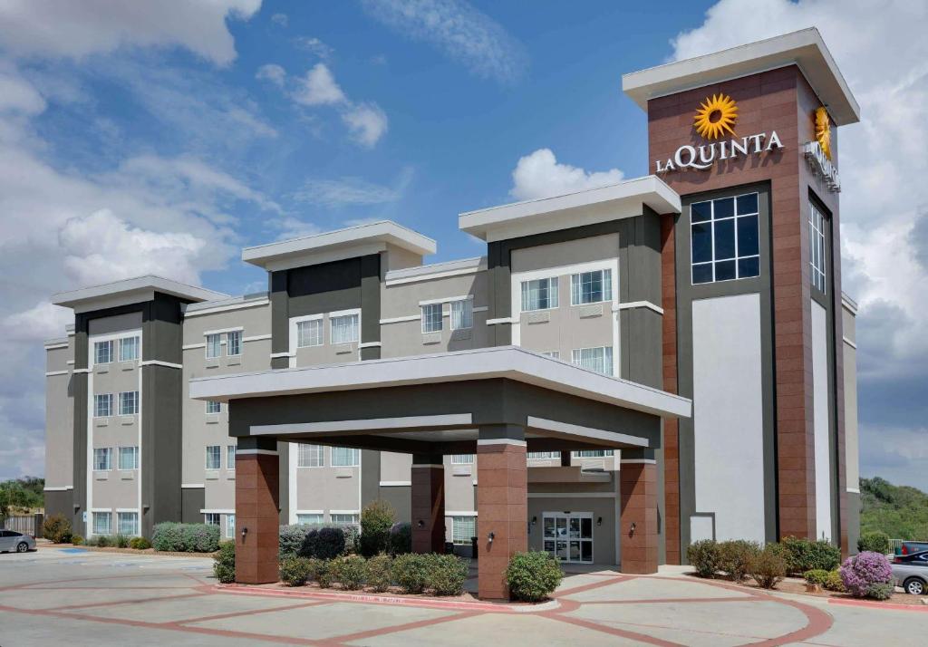 a rendering of the front of a hotel at La Quinta by Wyndham Big Spring in Big Spring