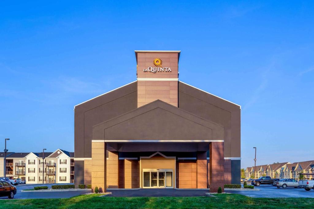 un bâtiment avec une fleur en haut dans l'établissement La Quinta by Wyndham Columbus West - Hilliard, à Columbus