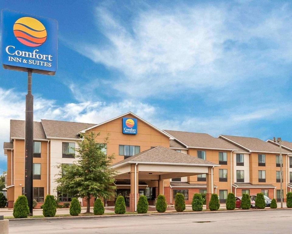 un hotel con un cartel para una posada y suites confort en Comfort Inn & Suites Sikeston I-55, en Sikeston