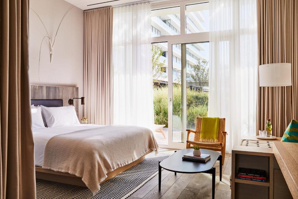 Postel nebo postele na pokoji v ubytování Asbury Ocean Club Hotel