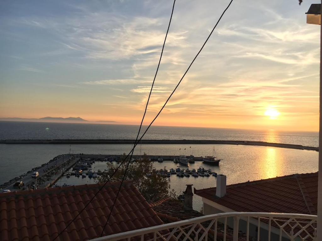 - une vue sur le coucher de soleil depuis le balcon d'une maison dans l'établissement Plomari - Seafari Apartment, à Plomári