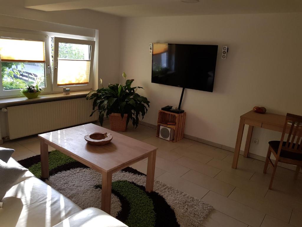 a living room with a tv and a coffee table at Ferienwohnung Bonndorf in Wasungen