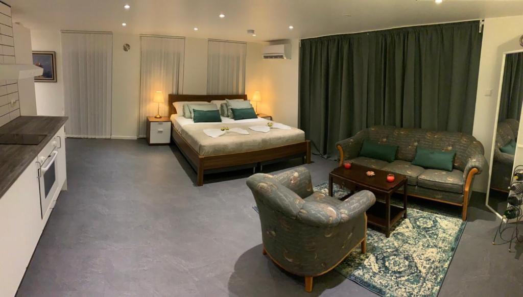 una camera d'albergo con letto, divano, letto e sedia di Mirellas Apartment a Svalöv