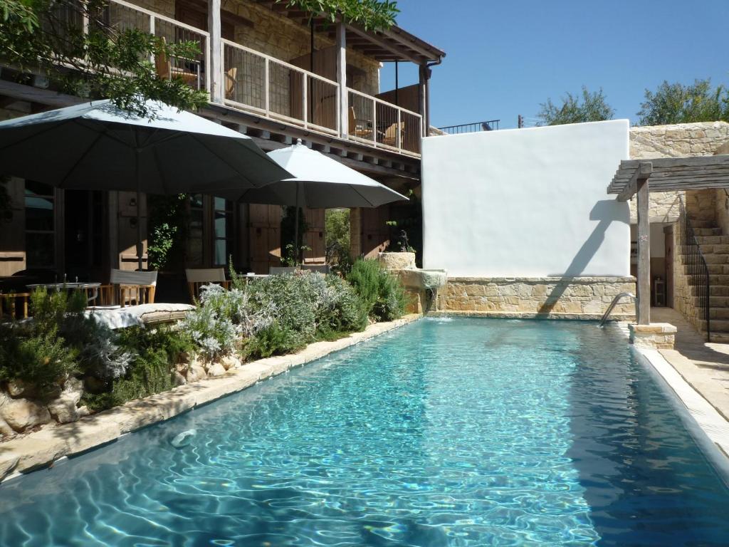 Bazén v ubytování Apokryfo Traditional Guesthouse nebo v jeho okolí