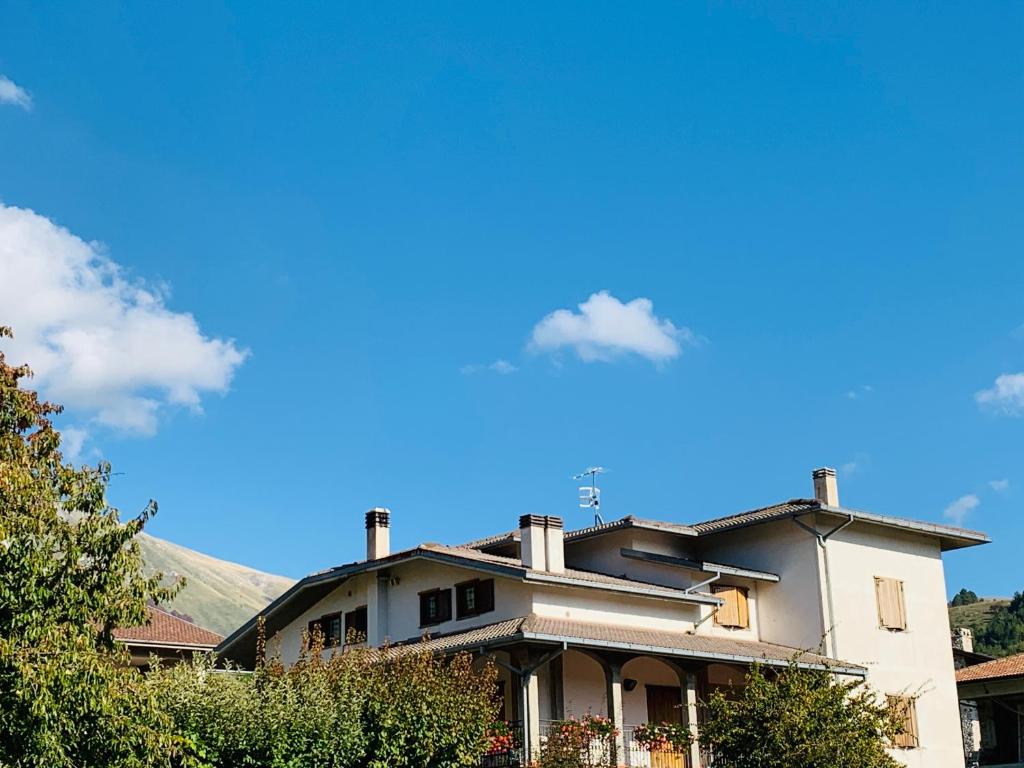 a house with a mountain in the background at Il Frutteto in Assergi