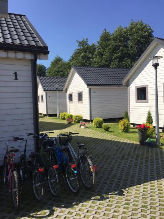a group of bikes parked next to a house at Domki u Pana Zielonki in Rusinowo