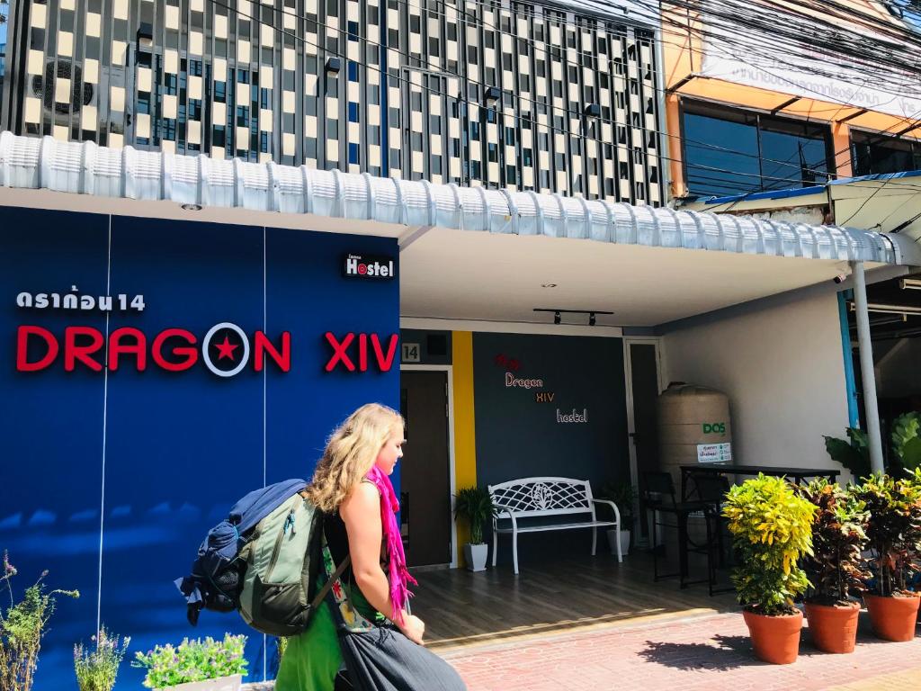 曼谷的住宿－Dragon XIV，走在商店前的女人