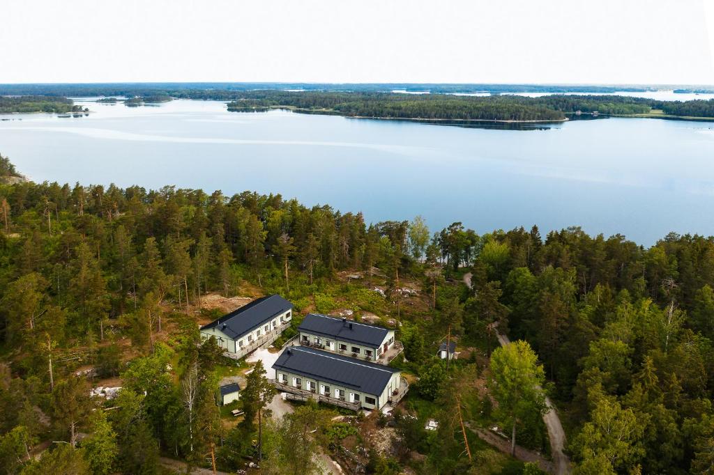 una vista aerea di una casa sulla riva di un lago di STF Svartsö Skärgårdshotell & Vandrarhem a Svartsö