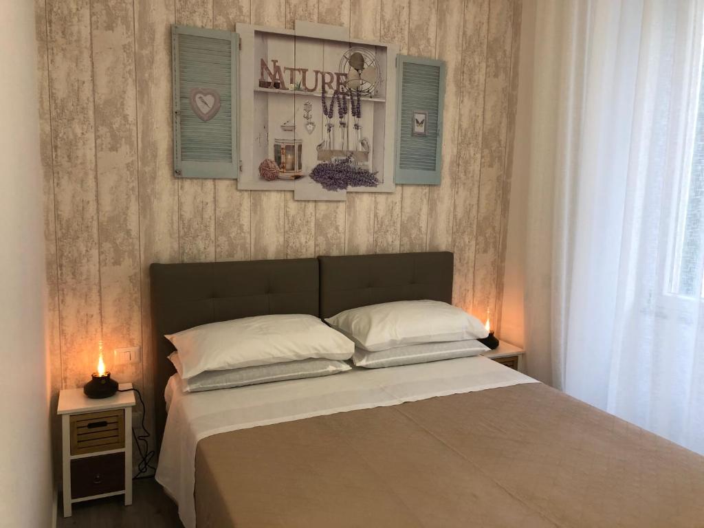 - une chambre avec un lit avec deux oreillers et une fenêtre dans l'établissement b&b don Mimì, à Naples