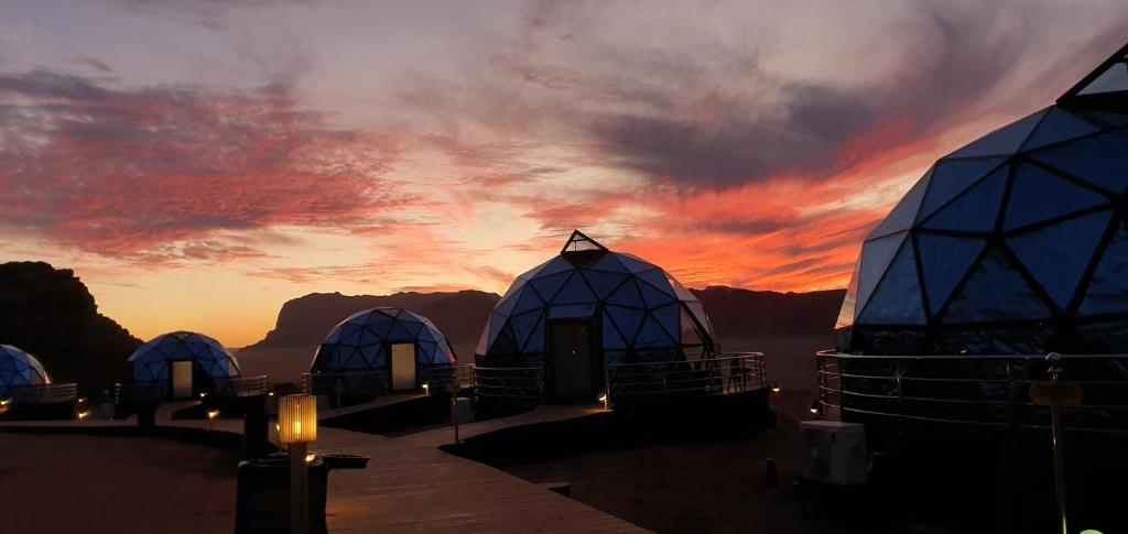 Východ nebo západ slunce při pohledu z luxury tent nebo okolí
