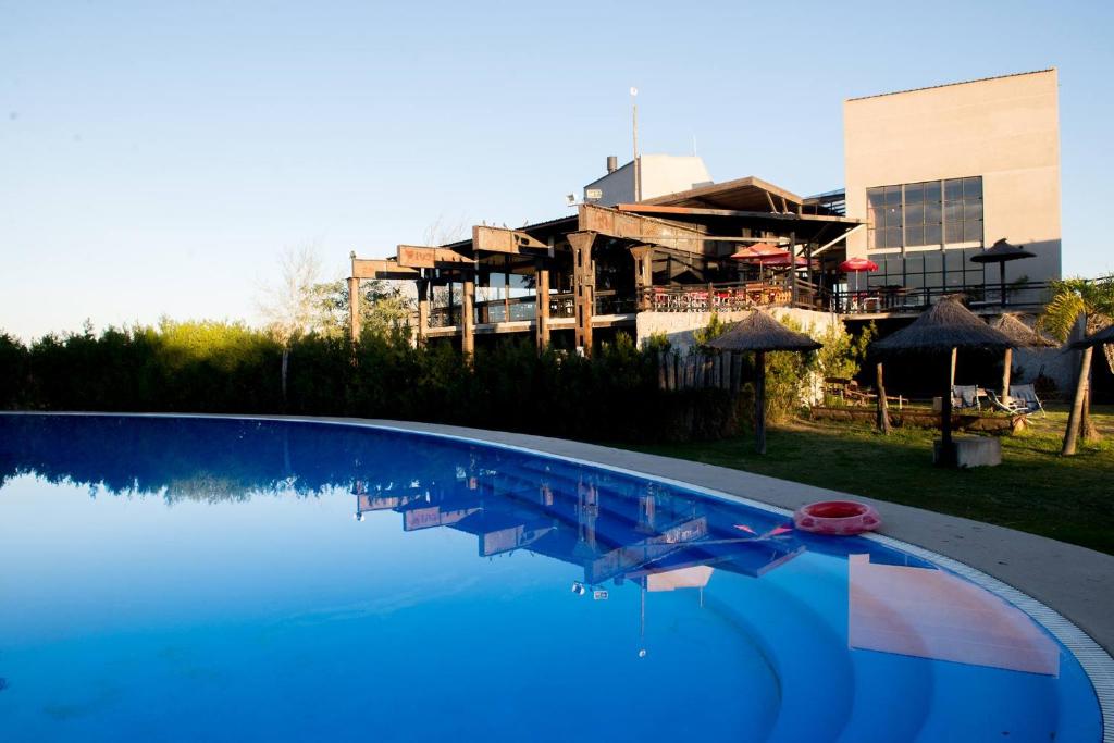 una piscina frente a un edificio en Apart club San Pedro en San Pedro