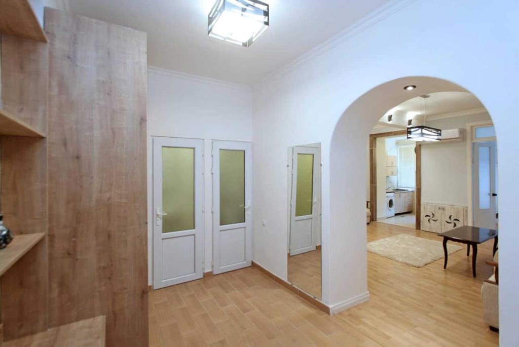 لابی و فضای عمومی Sunny Apartment in the center - تصویر ۵