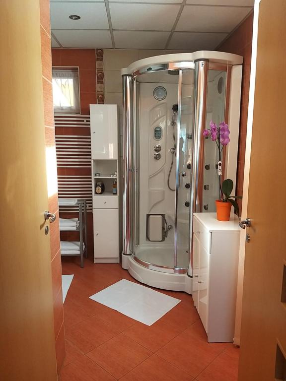Ένα μπάνιο στο Édenkert Apartmanház