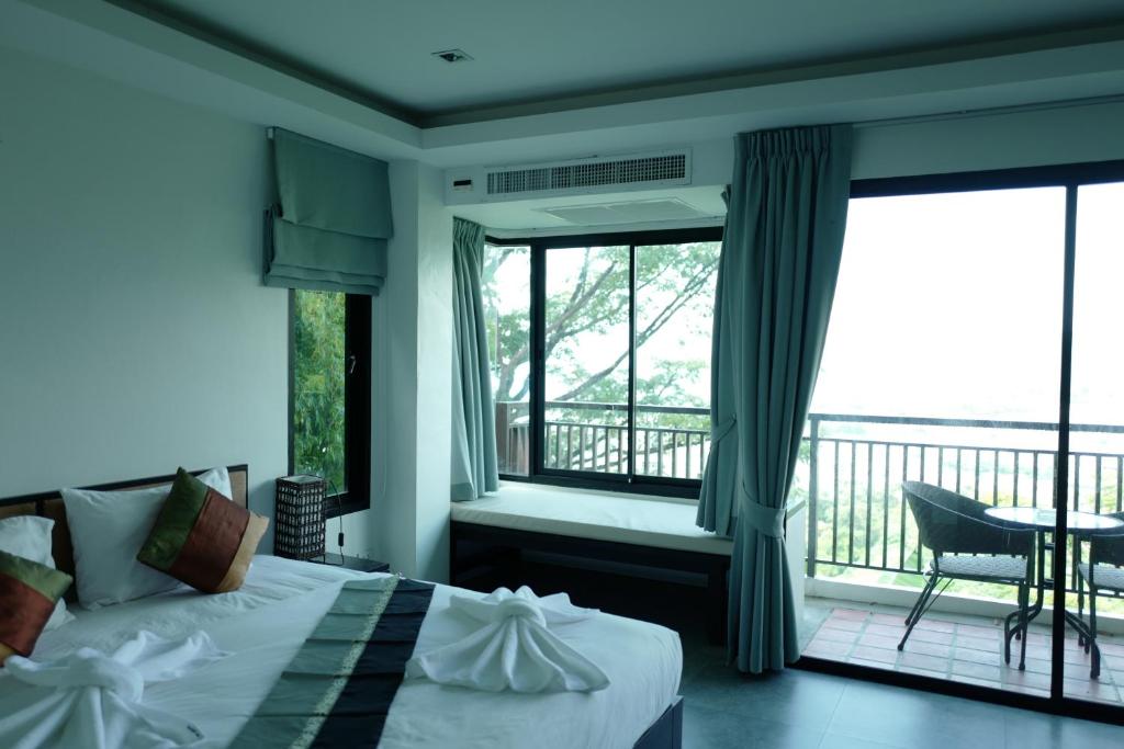 Postel nebo postele na pokoji v ubytování Sunset Bay View Phuket