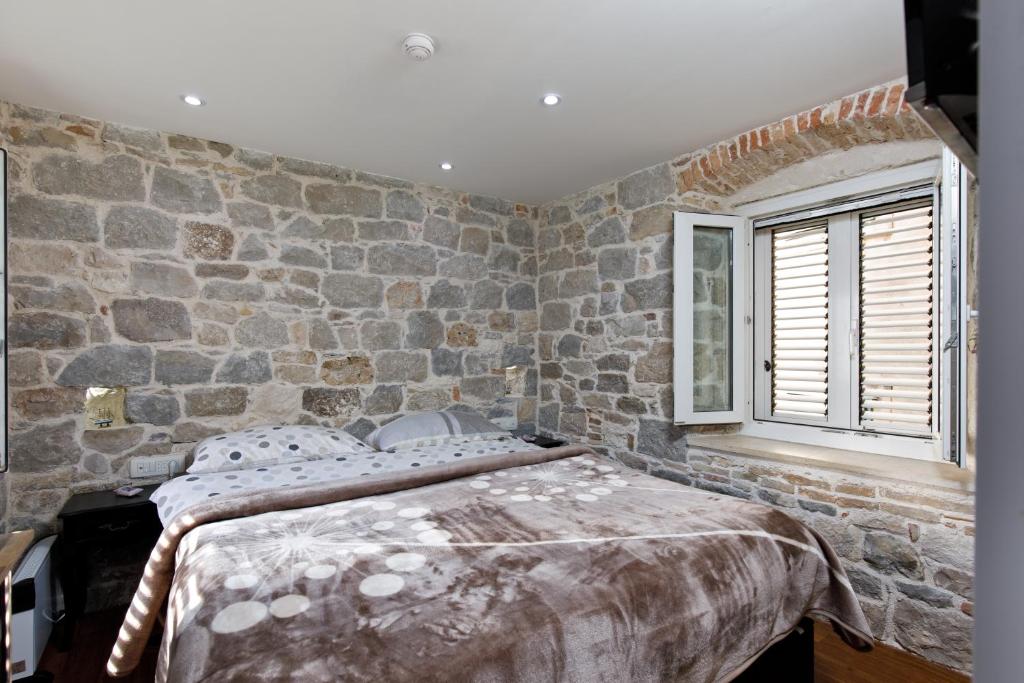 Postel nebo postele na pokoji v ubytování Luxury and Authentic Studio in Split Old Town