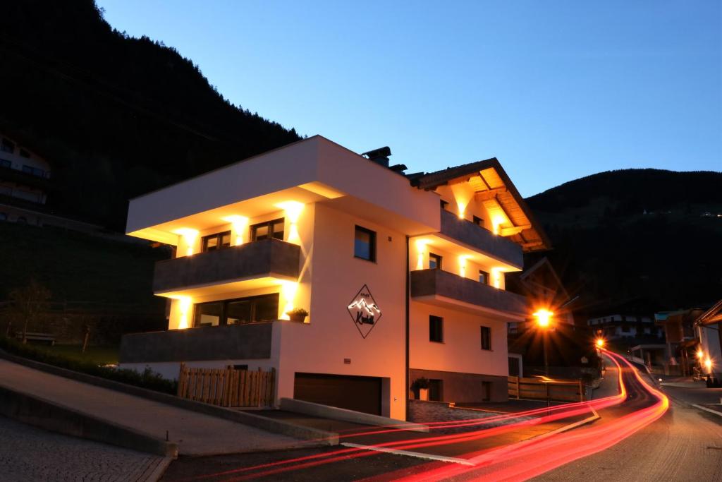 un edificio con luces en el lateral de una calle en Apart Kreidl, en Mayrhofen