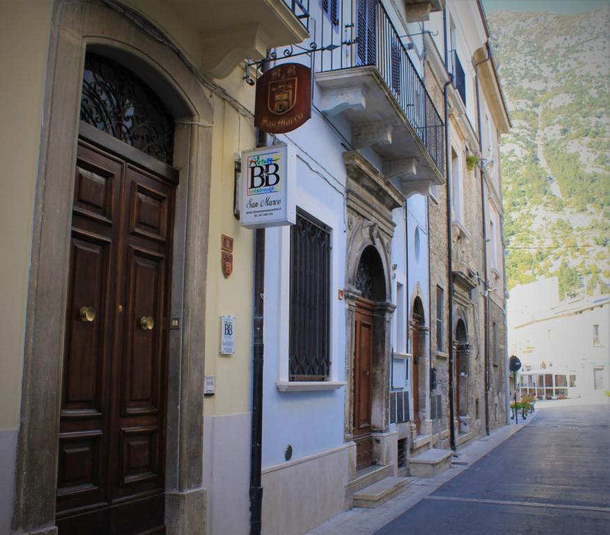 un panneau sur le côté d'un bâtiment dans une rue dans l'établissement Bed and Breakfast San Marco Pacentro, à Pacentro