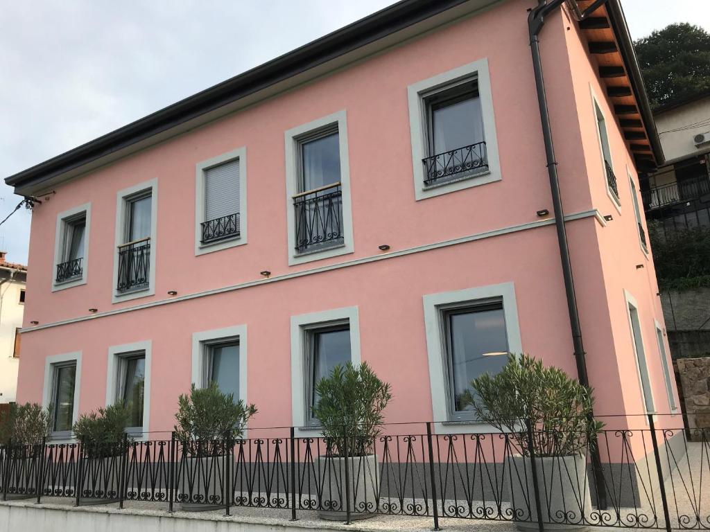 Budova, kde se aparthotel nachází