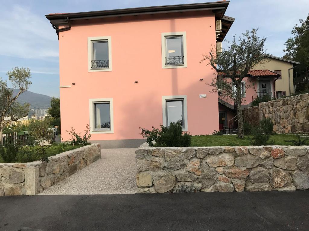 Budova, kde se aparthotel nachází