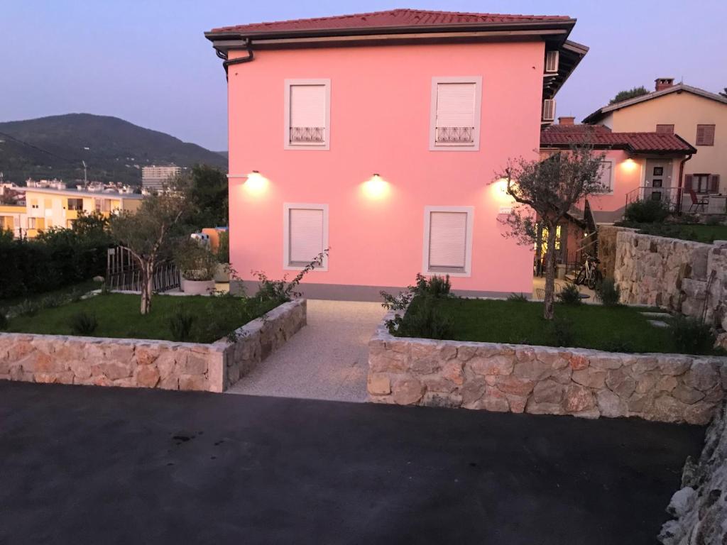 Budova, kde se aparthotel nachází