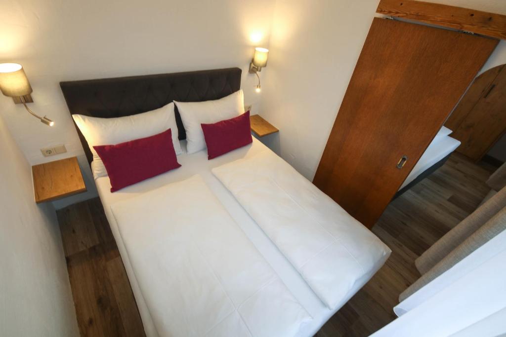 Postel nebo postele na pokoji v ubytování Kia Ora Hotel Restaurant