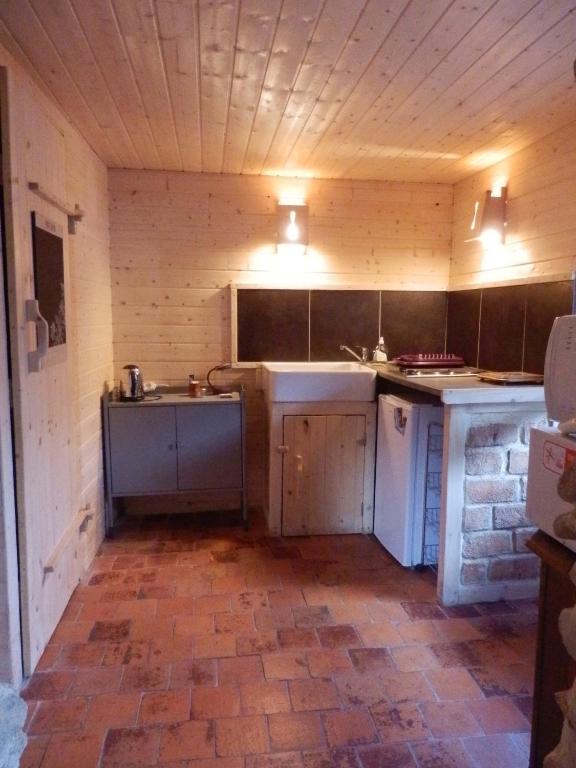Kuchyň nebo kuchyňský kout v ubytování Chambres d'Hôtes Le Plessis à Broye