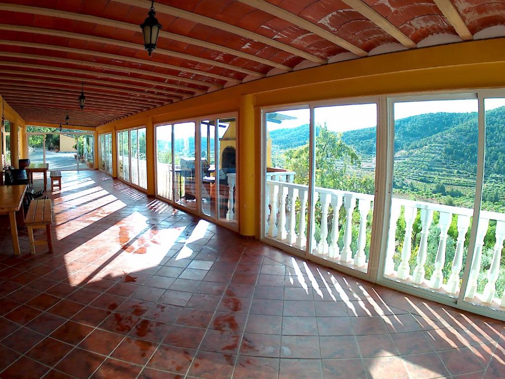 a room with a balcony with a view of a mountain at Casas Rurales Ivan El Penas in Benizar