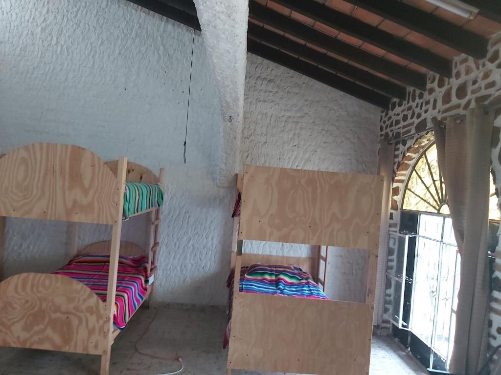 Palanda nebo palandy na pokoji v ubytování El Sunset Hostel
