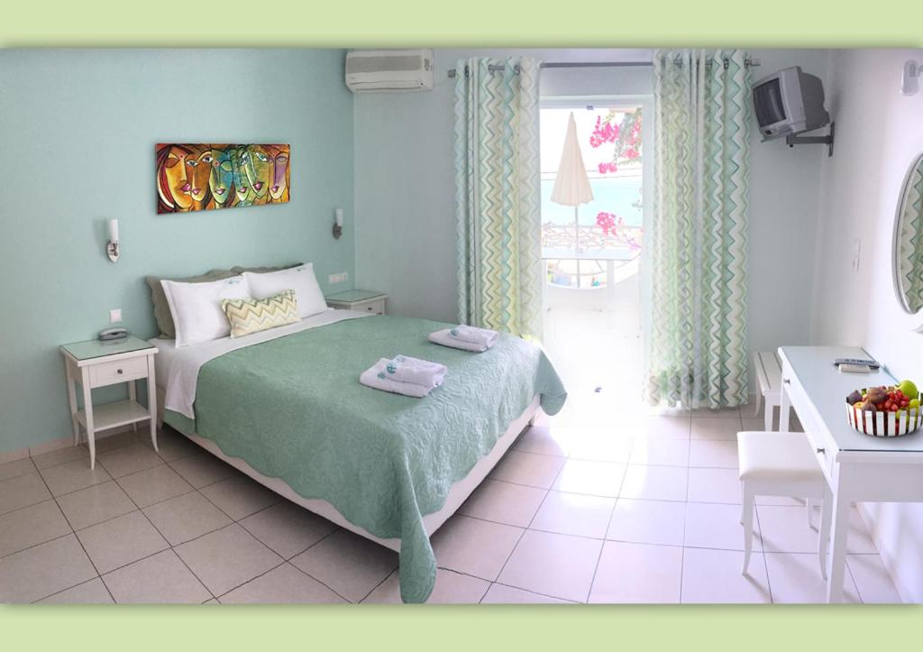 Кровать или кровати в номере Haris Hotel Apartments and Suites