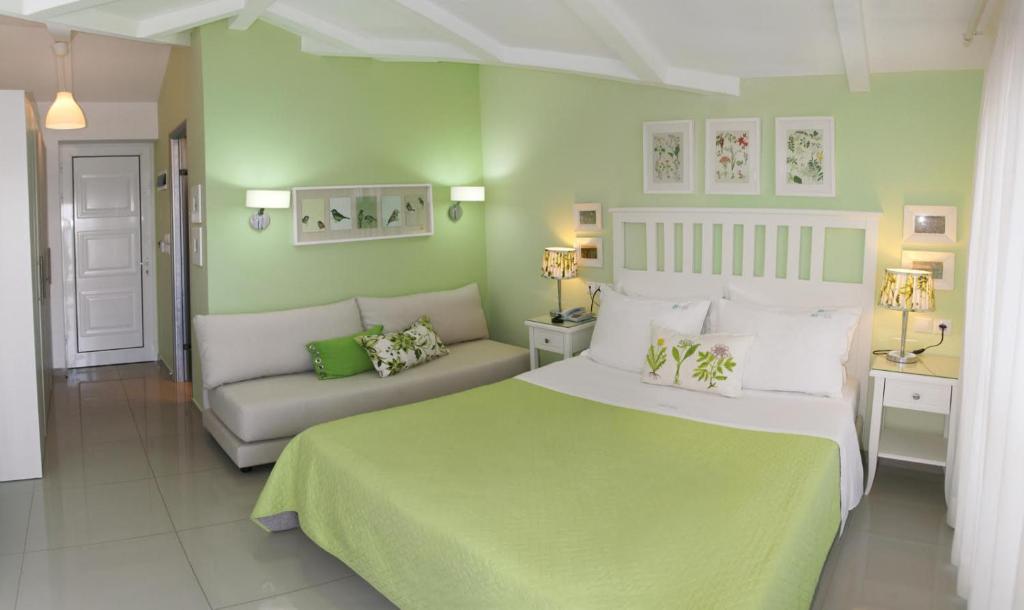 Кровать или кровати в номере Haris Hotel Apartments and Suites
