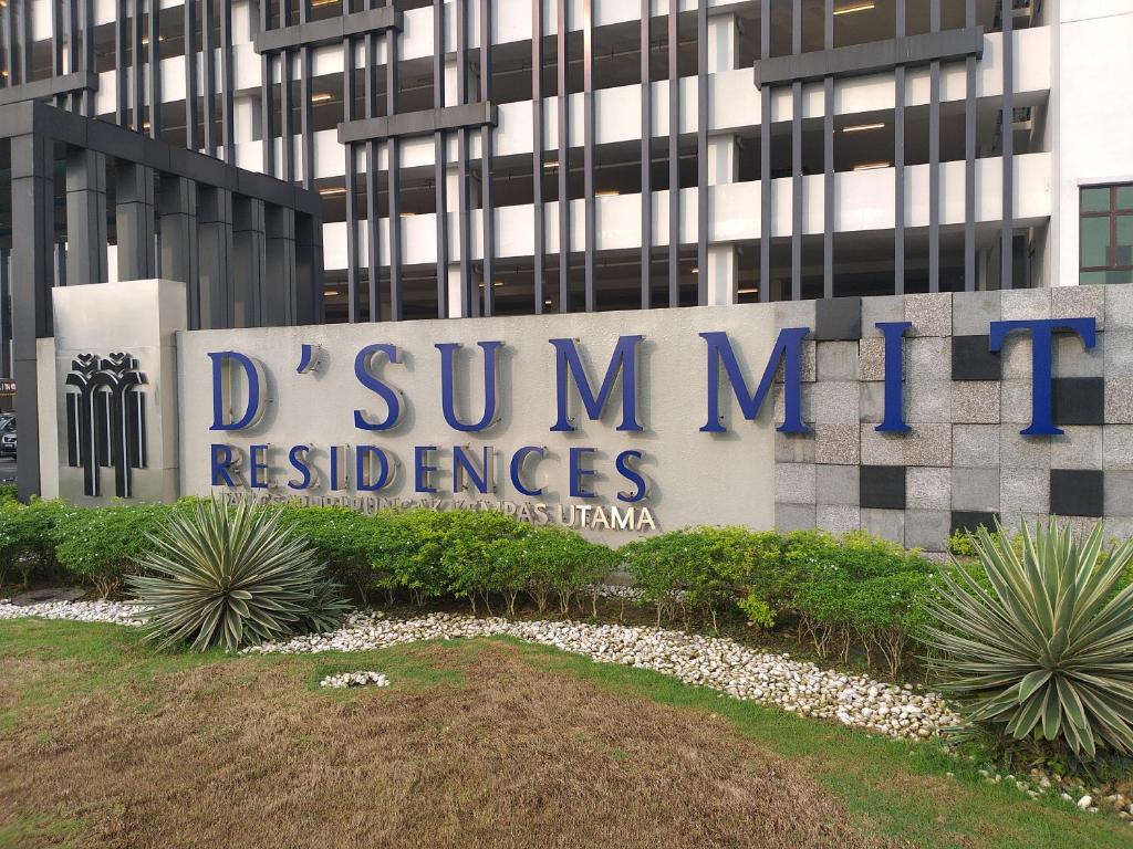 znak przed budynkiem w obiekcie D Summit Cozy Homestay w mieście Skudai