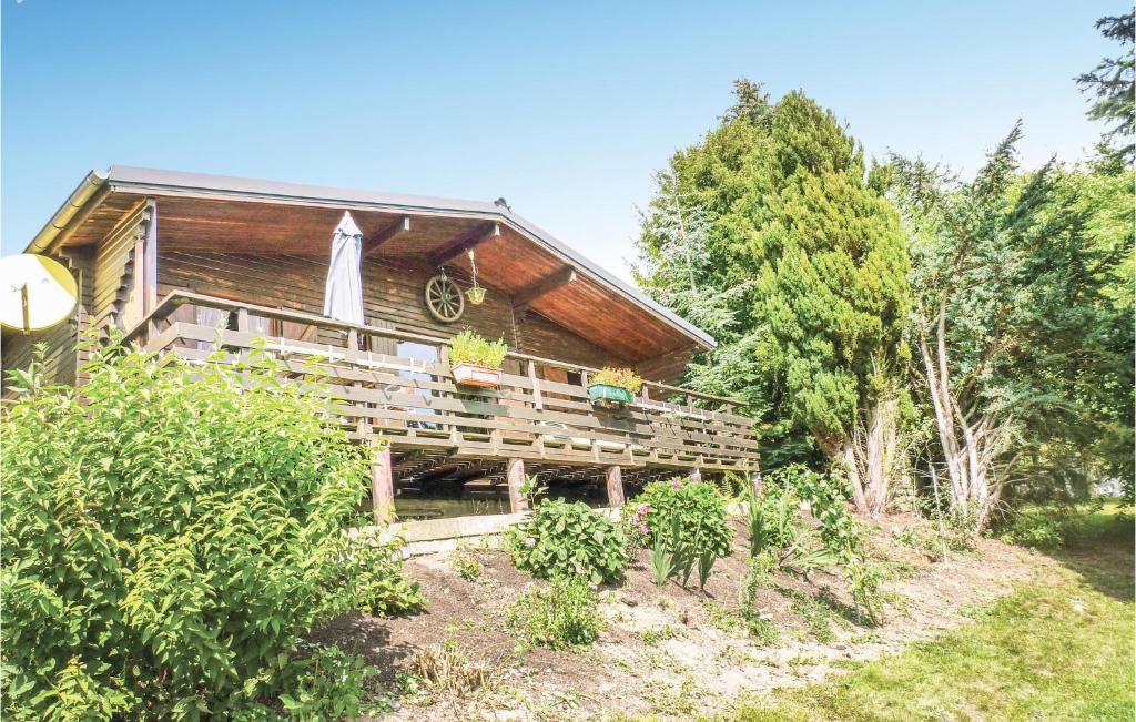 une cabine dans les bois avec une serviette suspendue sur la terrasse couverte dans l'établissement Awesome Home In Schlindermanderscheid With 2 Bedrooms And Wifi, à Schlindermanderscheid