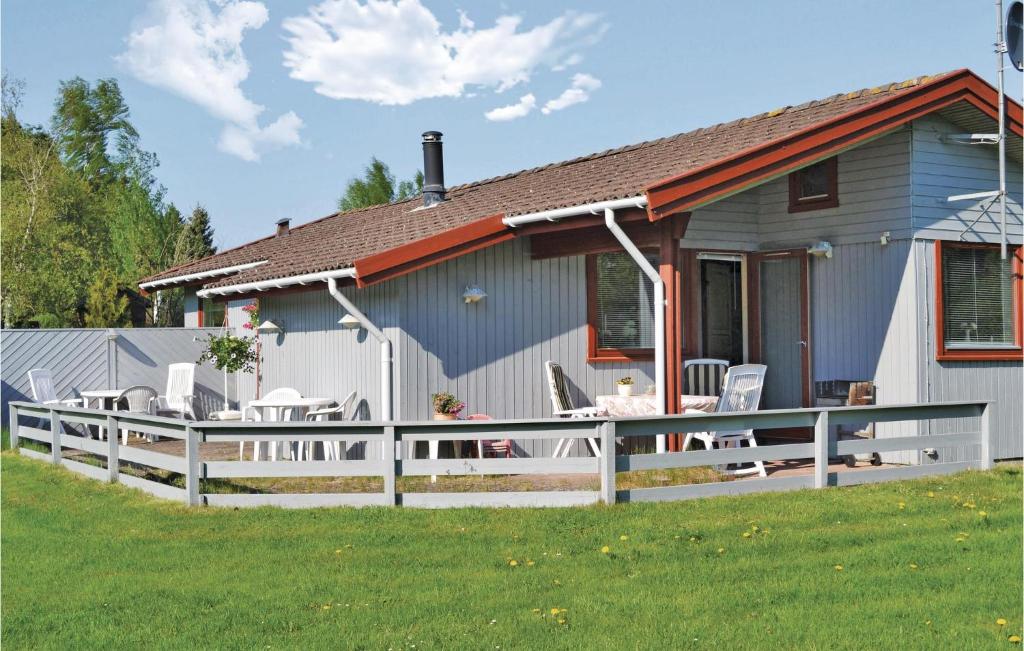 een huis met een terras en stoelen in de tuin bij Lovely Home In Dronningmlle With Wifi in Dronningmølle